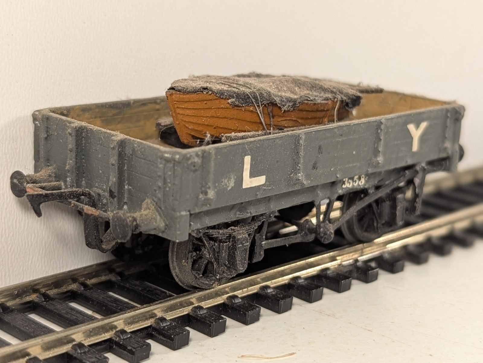 Kitbuilt Lancashire & Yorkshire Railway 3-Plank Open Wagon with Boat load
