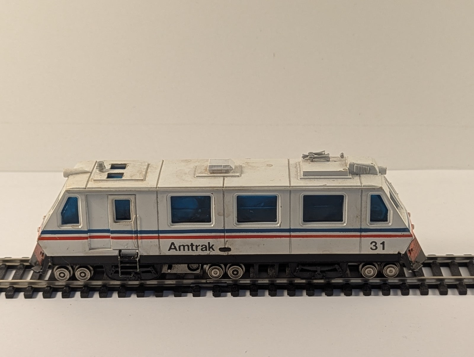 Bachmann HO Scale Amtrak Plasser EM80C Track Cleaner Poor Runner