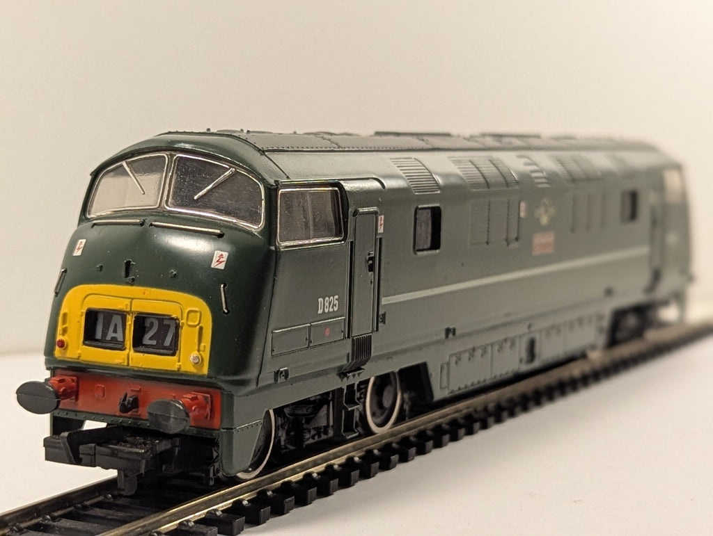 Mainline OO Gauge Class 42 Warship D825 'Intrepid' Diesel Locomotive