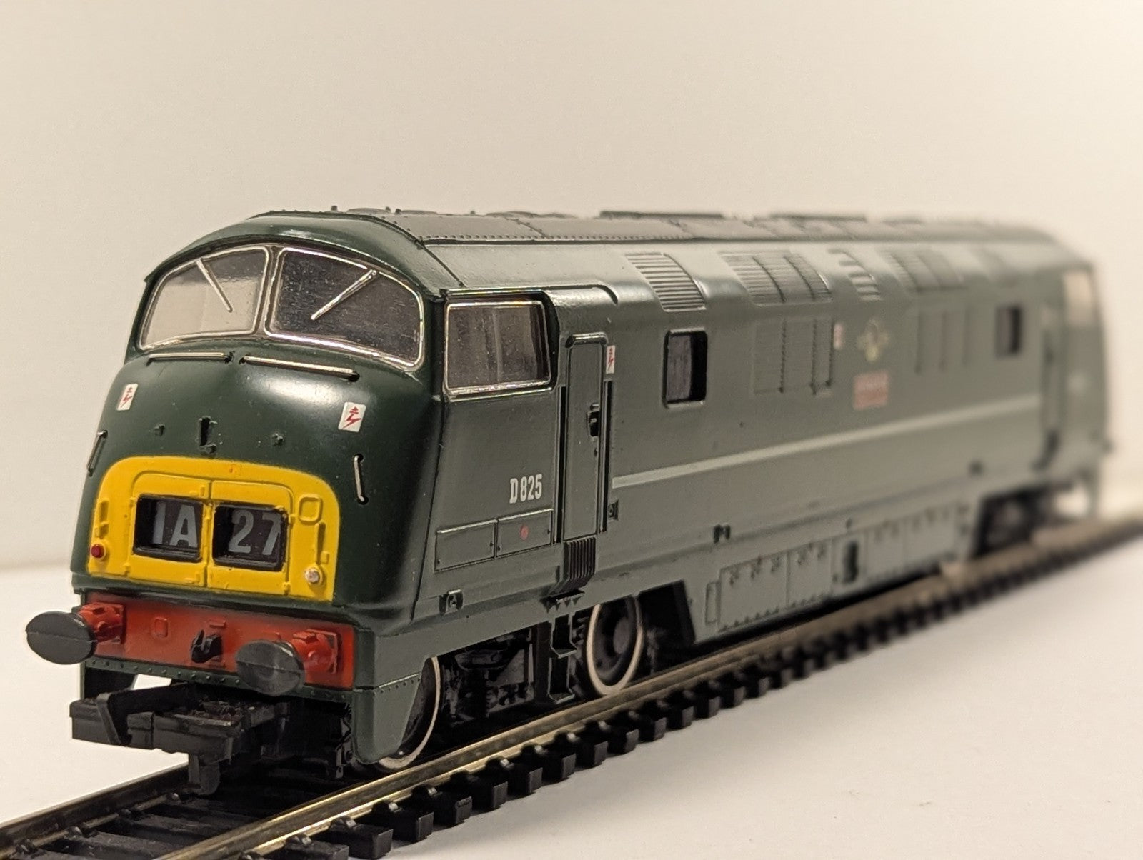 Mainline OO Gauge Class 42 Warship D825 'Intrepid' Diesel Locomotive
