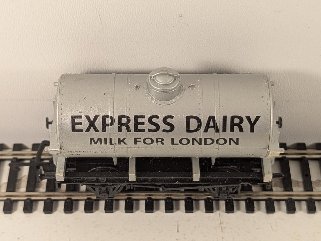 Dapol OO Gauge 4-Wheel Milk Tank Wagon Goods Wagon 041348 Express Diary