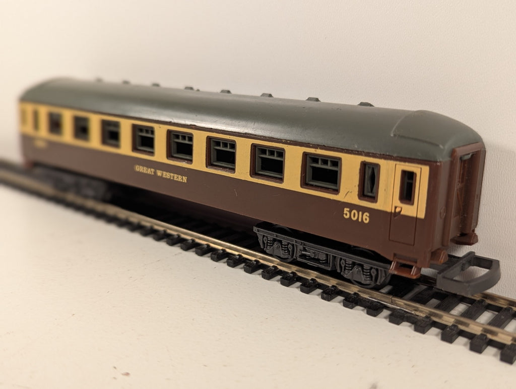 Lima HO Gauge GWR Chocolate & Cream Passenger Coach