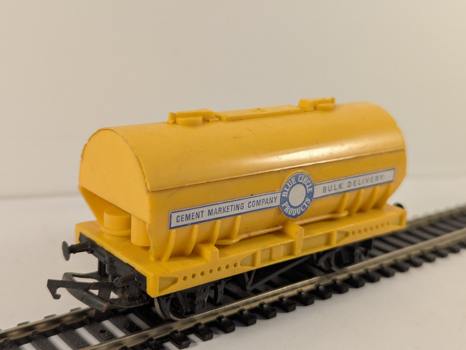 Tri-ang Hornby R564 OO Gauge Blue Circle Cement Wagon Yellow
