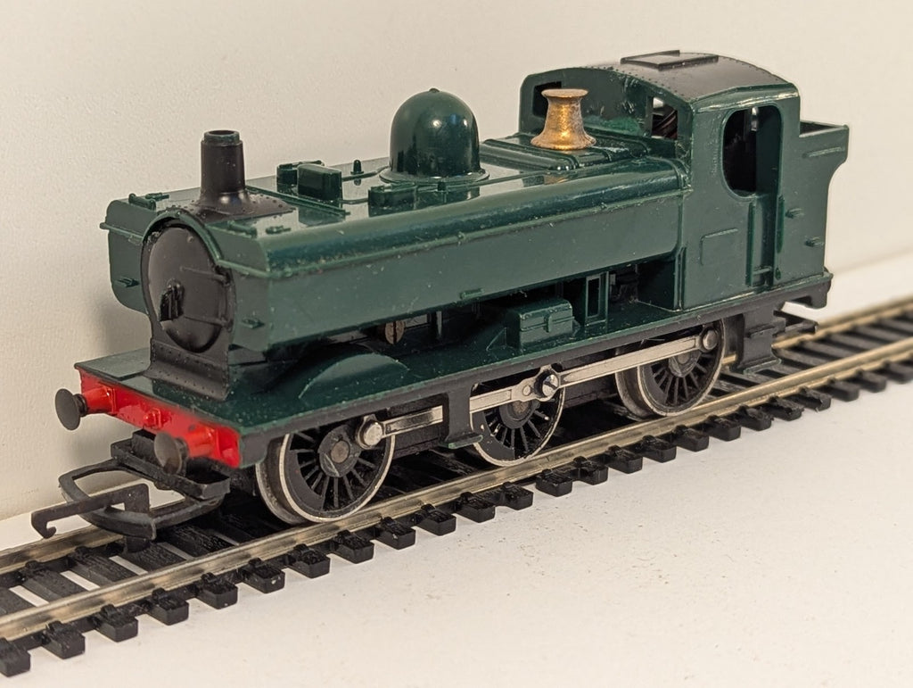 Hornby R041 OO Gauge GWR Green 0-6-0 Pannier Tank Repainted