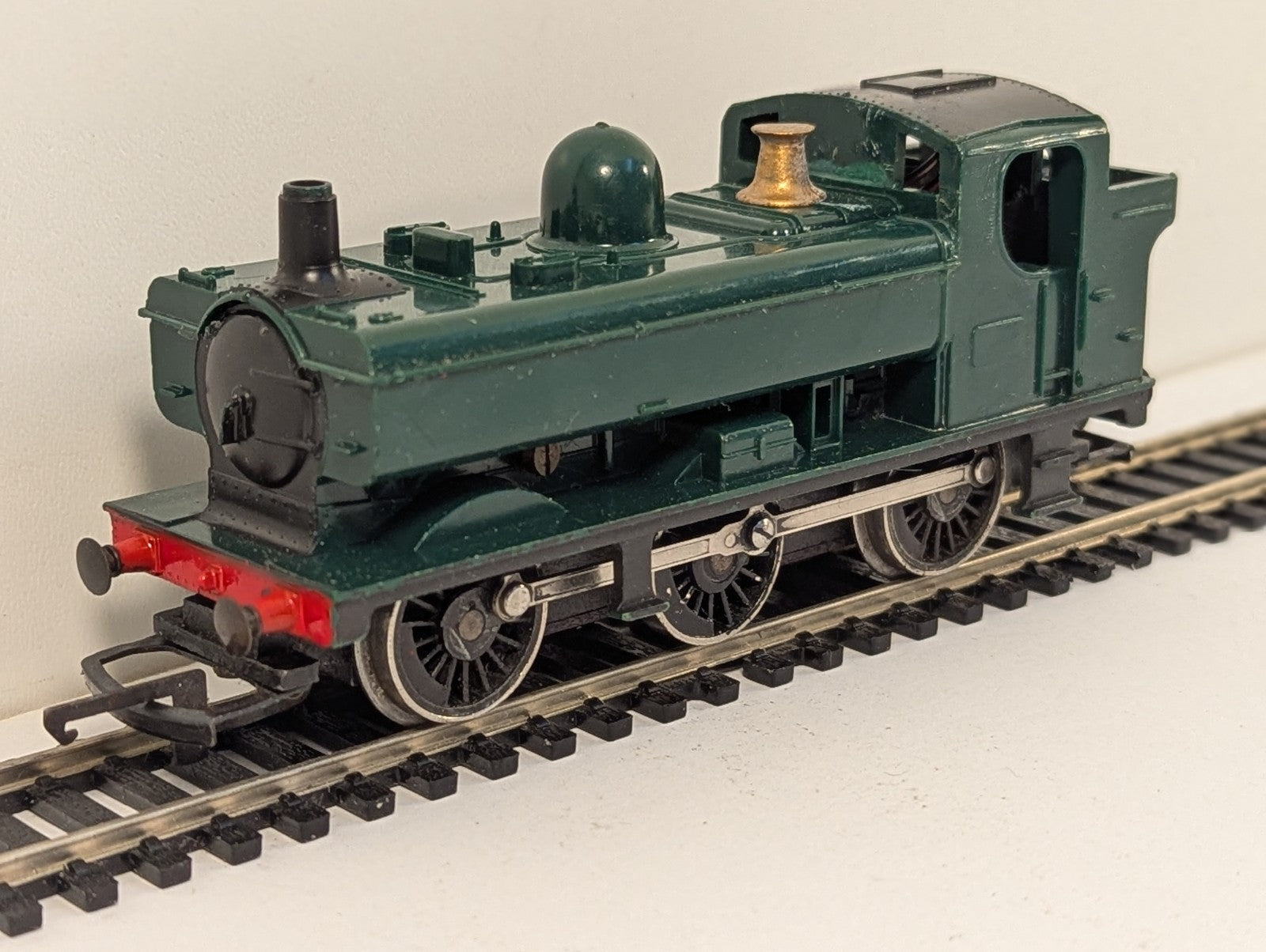 Hornby R041 OO Gauge GWR Green 0-6-0 Pannier Tank Repainted