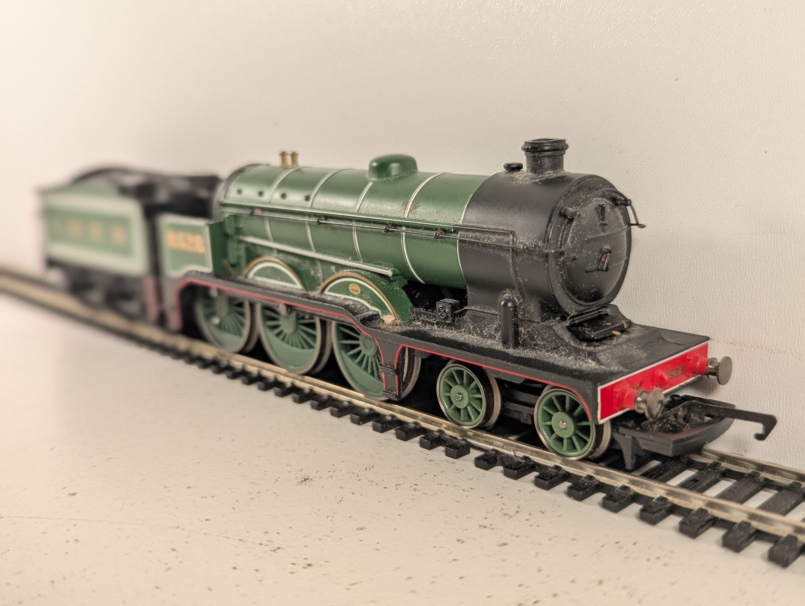 Hornby OO Gauge Class B12 Steam Locomotive 8528 LNER Green R2527