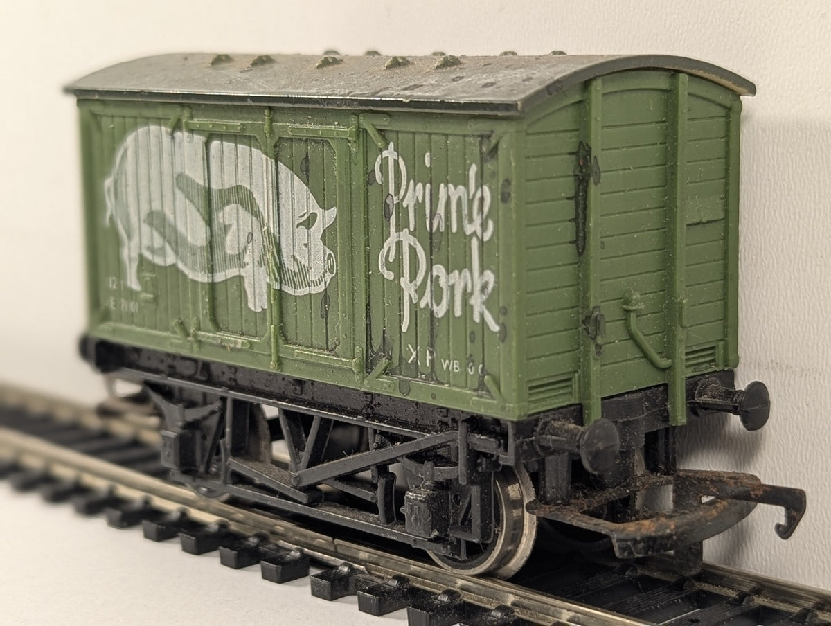 Hornby OO Gauge Prime Pork Closed Van Goods Wagon E71011 Green 'Prime Pork'