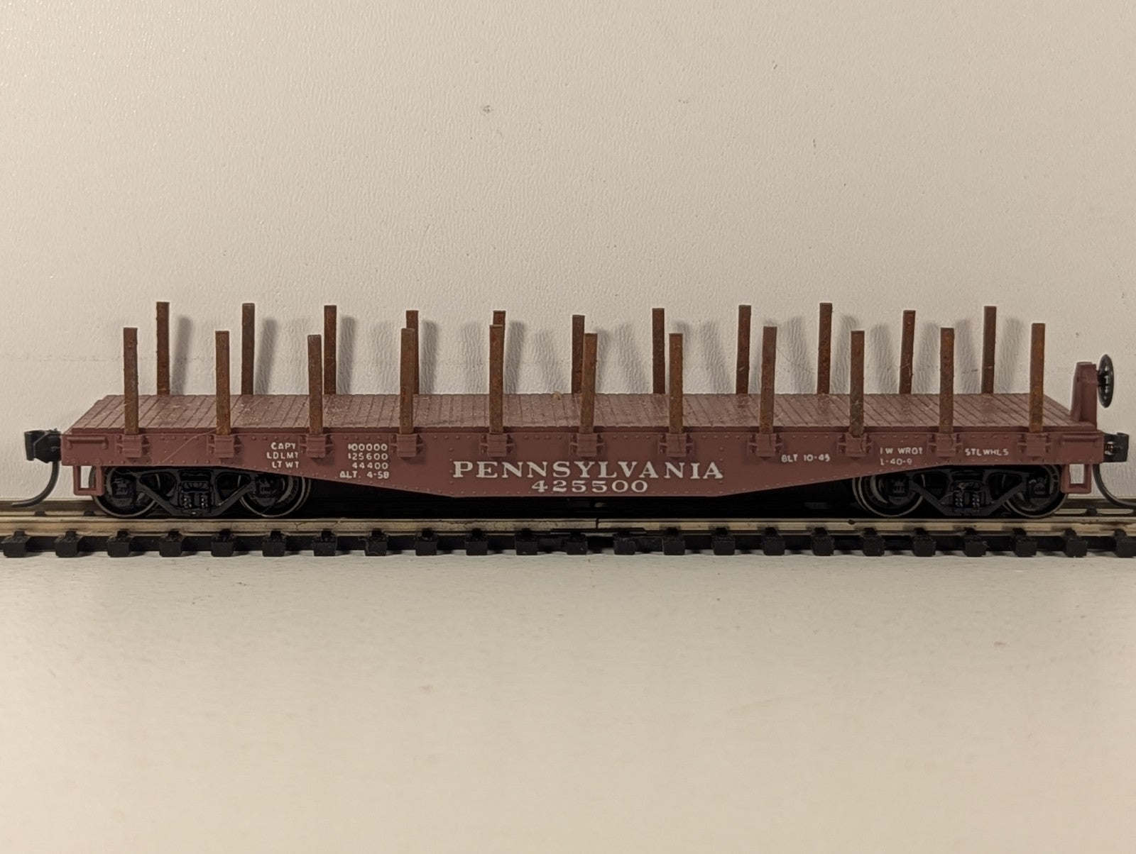 Industrial Rail HO Gauge Pennsylvania Flat Car with Stakes 425500