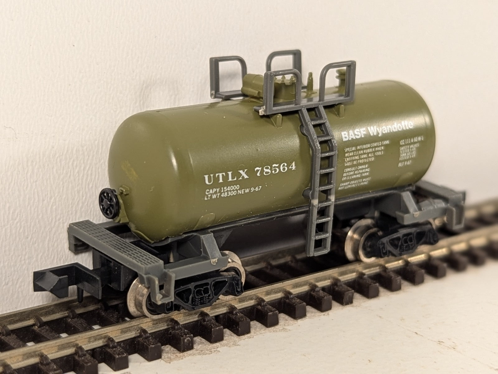 Atlas 3231-2.00 N Gauge Green Beercan Tank Car - Boxed