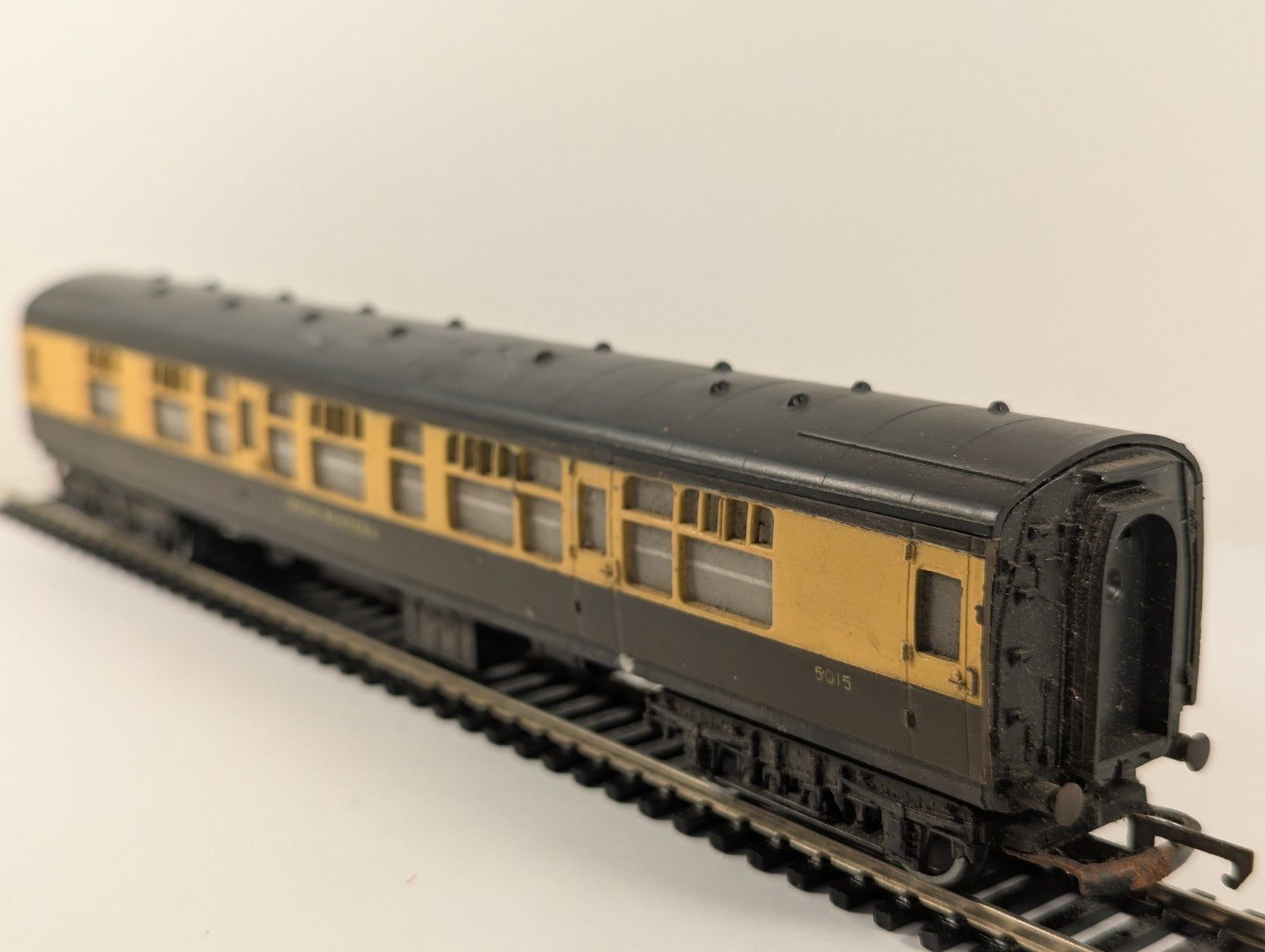 Hornby R743 OO Gauge GWR Mk1 Composite Coach Chocolate & Cream