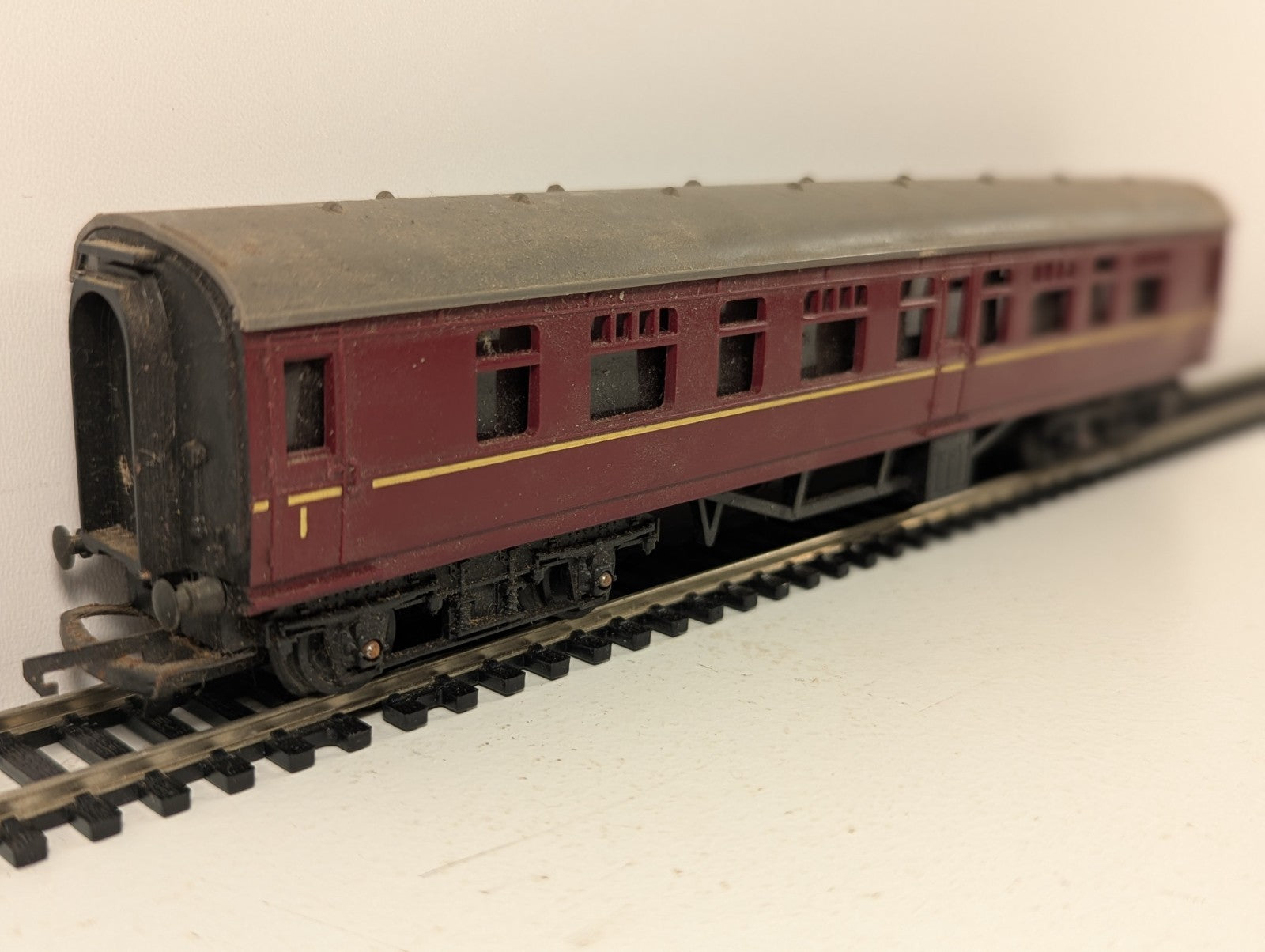 Tri-ang Mainline OO Gauge BR Maroon Composite Coach