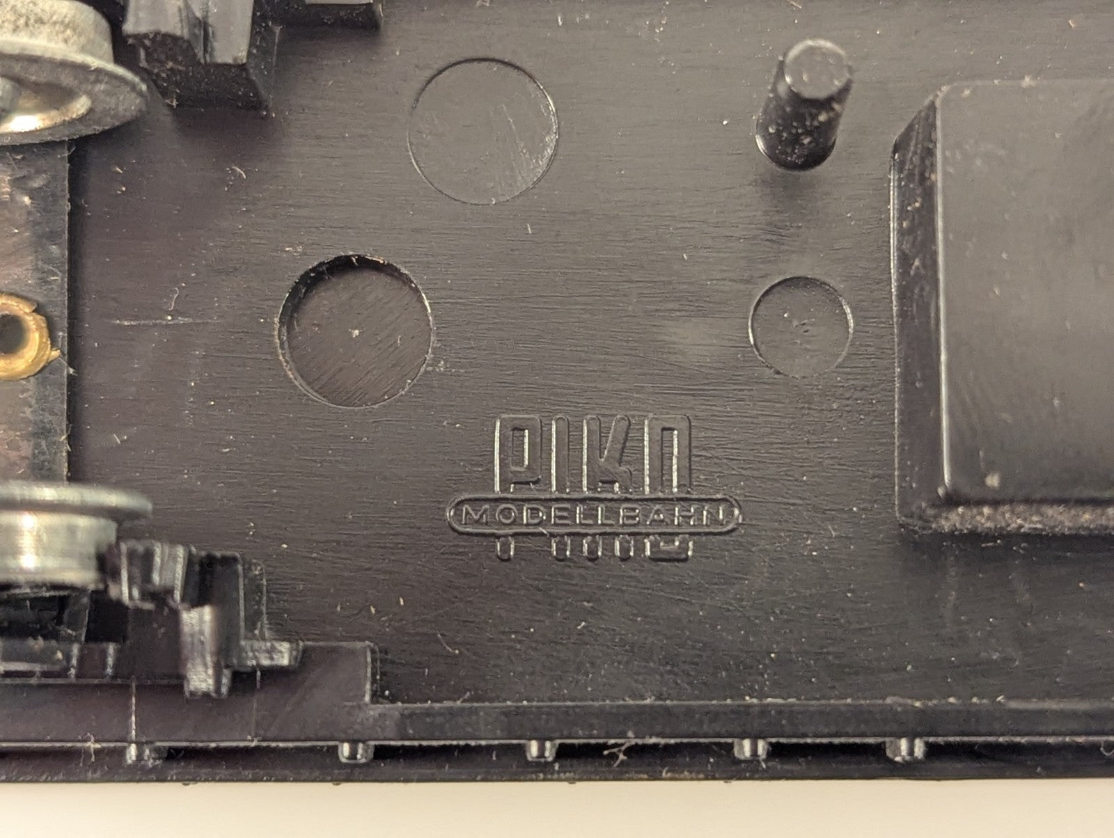 Piko HO Gauge Deutsche Reichsbahn Passenger Car Green