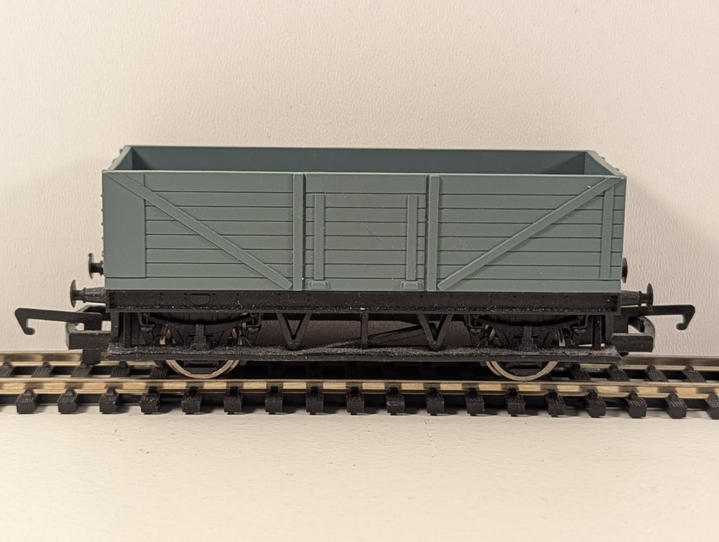 Hornby Freelance Long Wheelbase Wagon in Grey