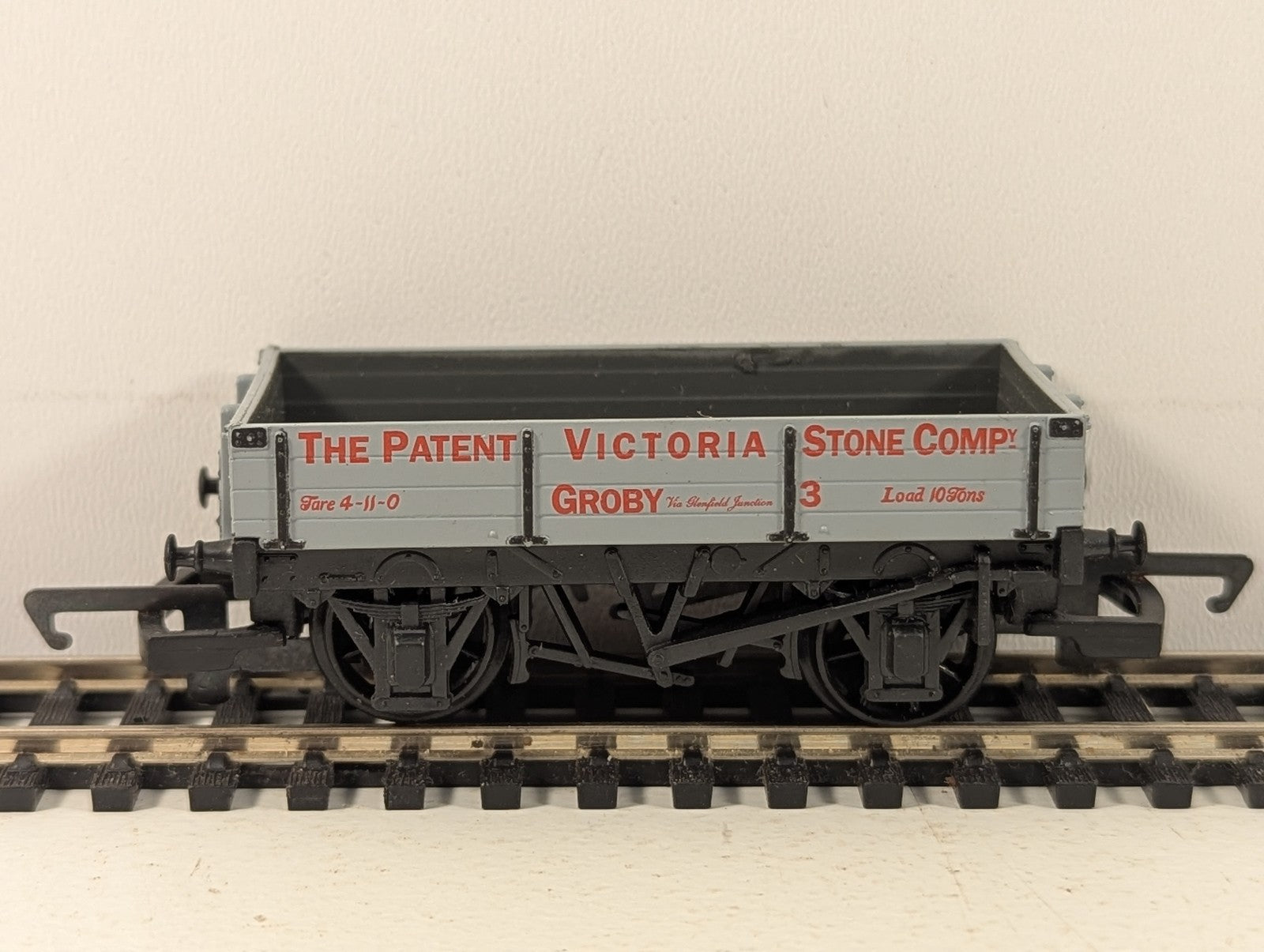 Hornby OO Gauge 5 Plank Wagon 'The Patent Victoria Stone Co. Groby' Goods Wagon