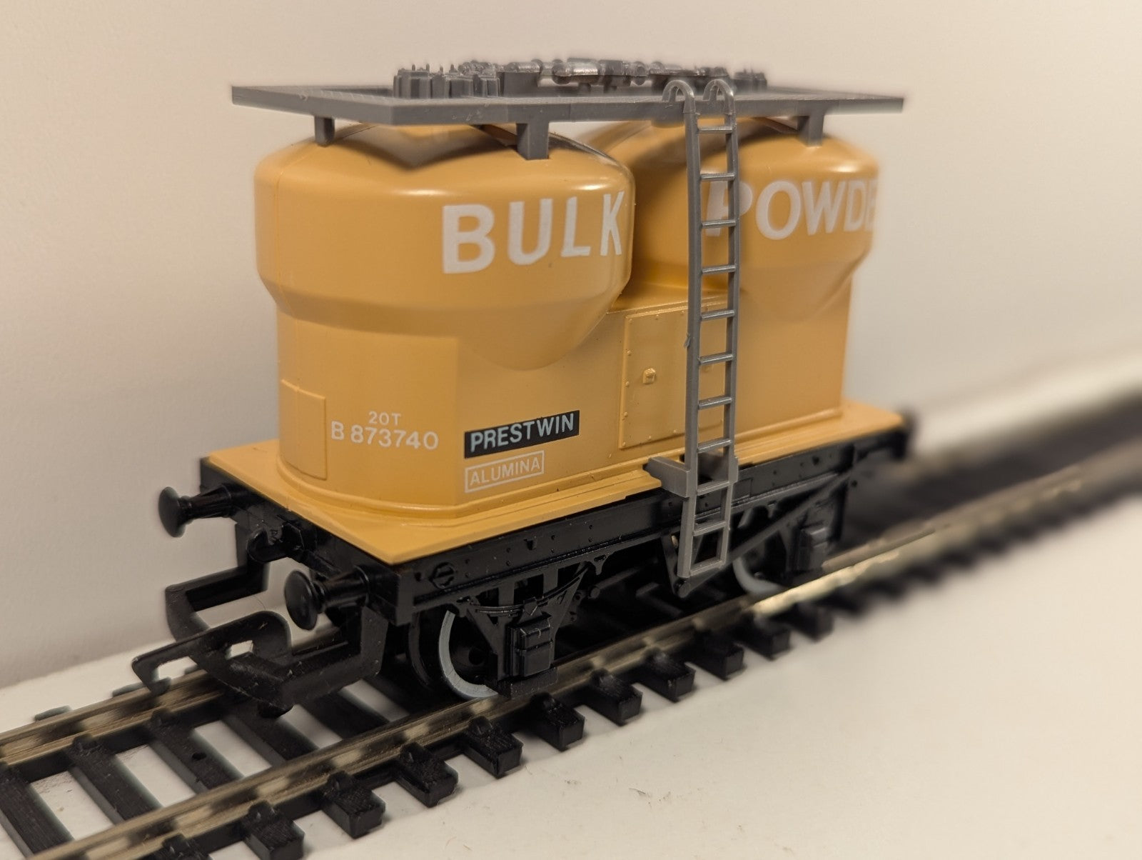 Hornby R095 OO Gauge BR Prestwin Bulk Powder Twin Silo Wagon