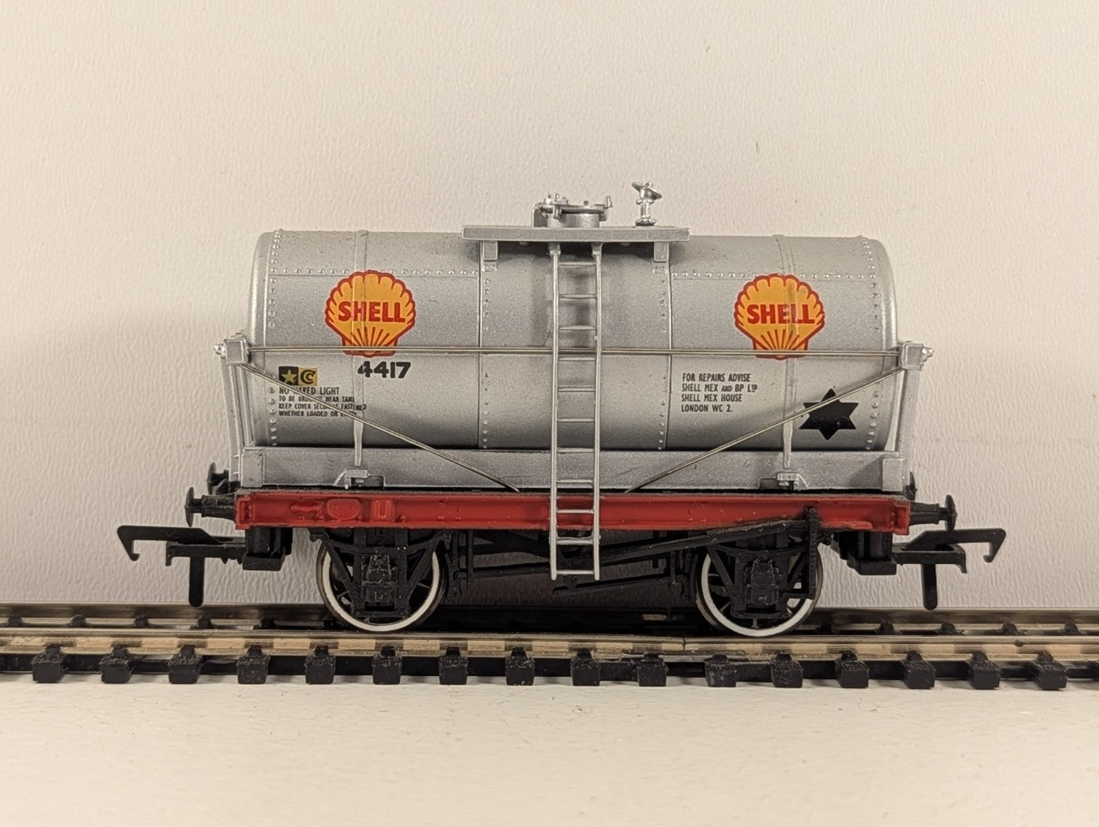 Bachmann OO Gauge 14-Ton Silver Petrol Tank Wagon - Wrong Box