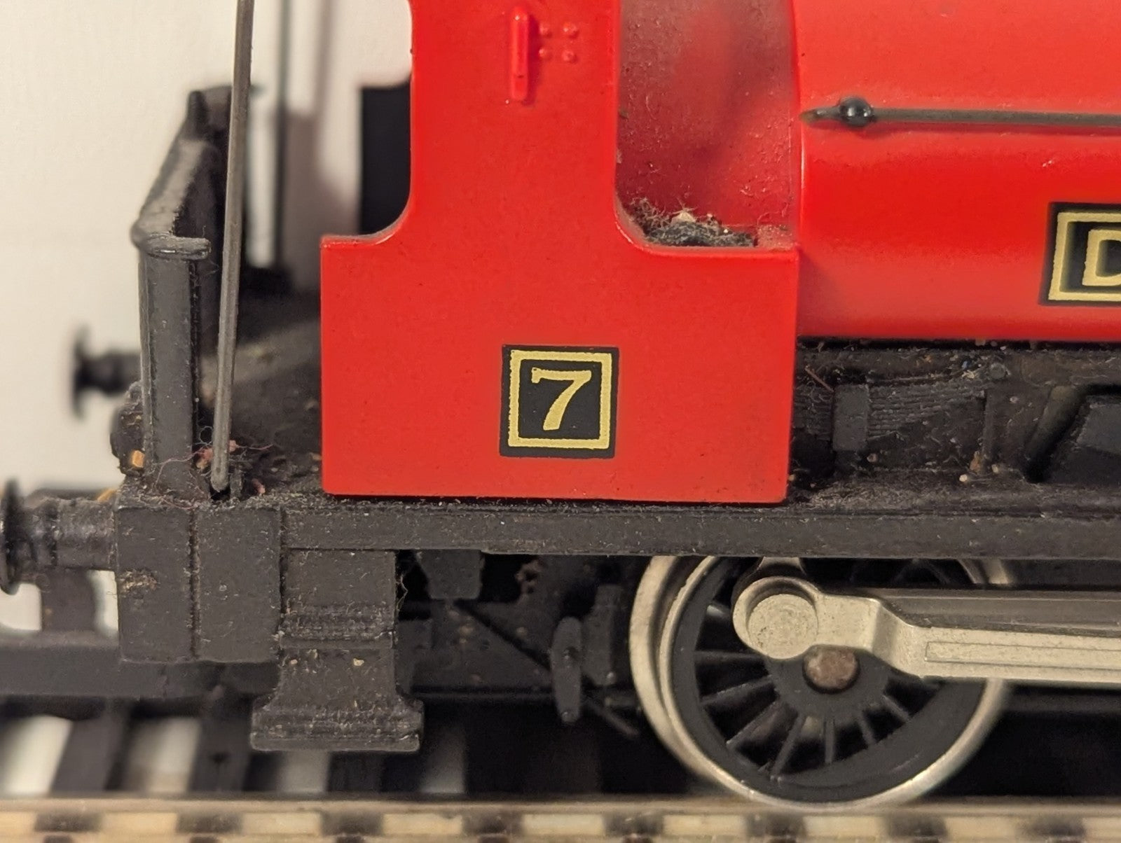 Hornby OO Gauge 0-4-0 Saddle Tank Desmond Steam Locomotive 7 Red