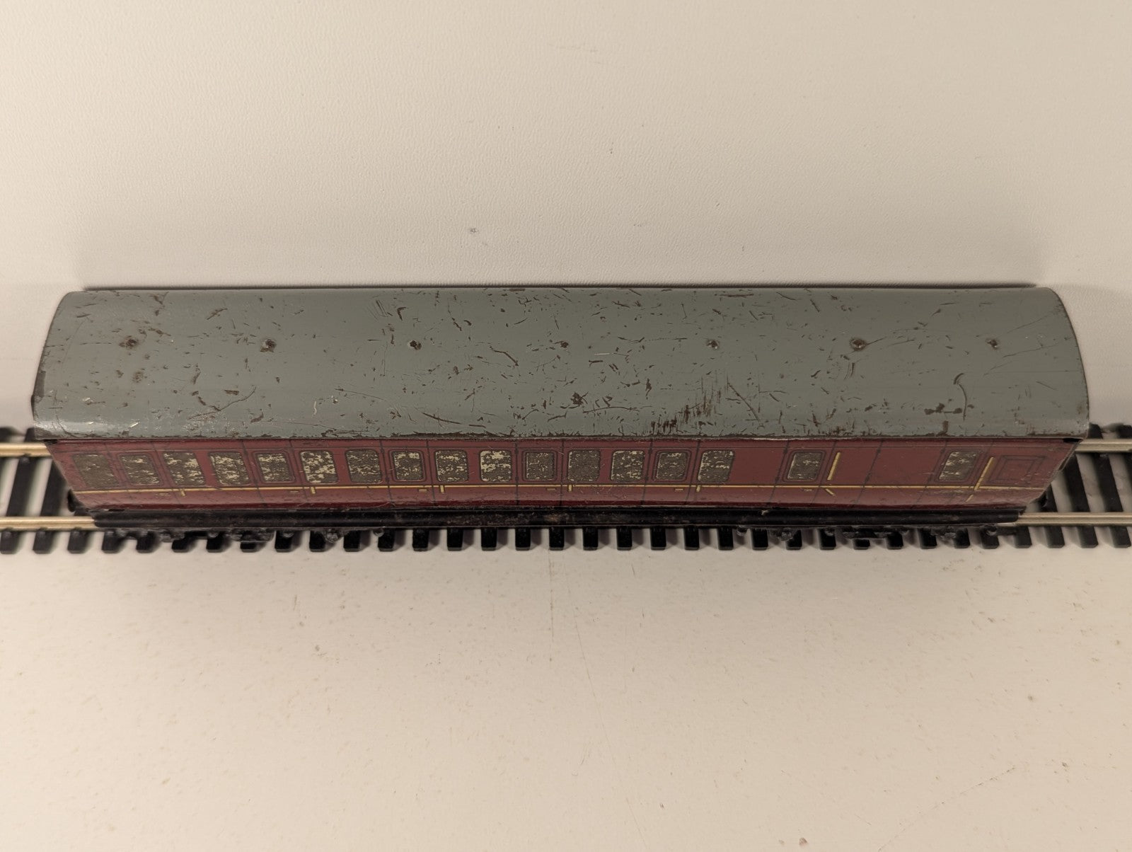 Hornby Dublo BR Maroon Suburban Tinplate Coach OO Gauge - Chipped Paint