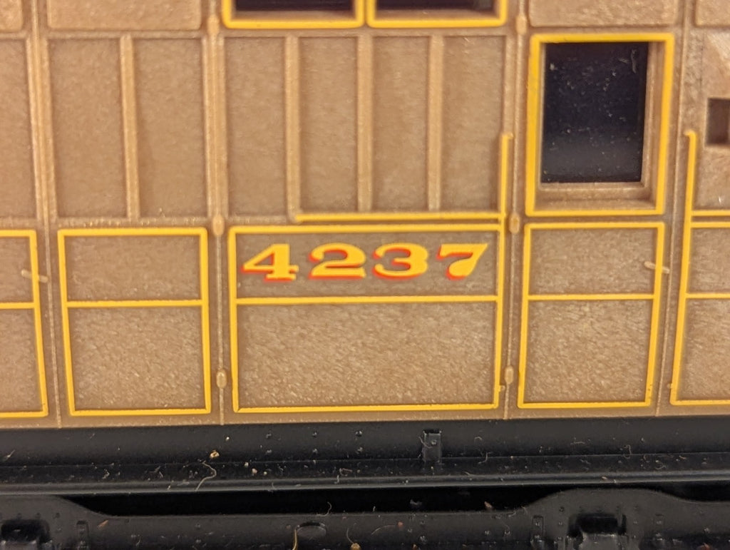 Hornby OO Gauge LNER Teak Composite Coach Coaches 4237