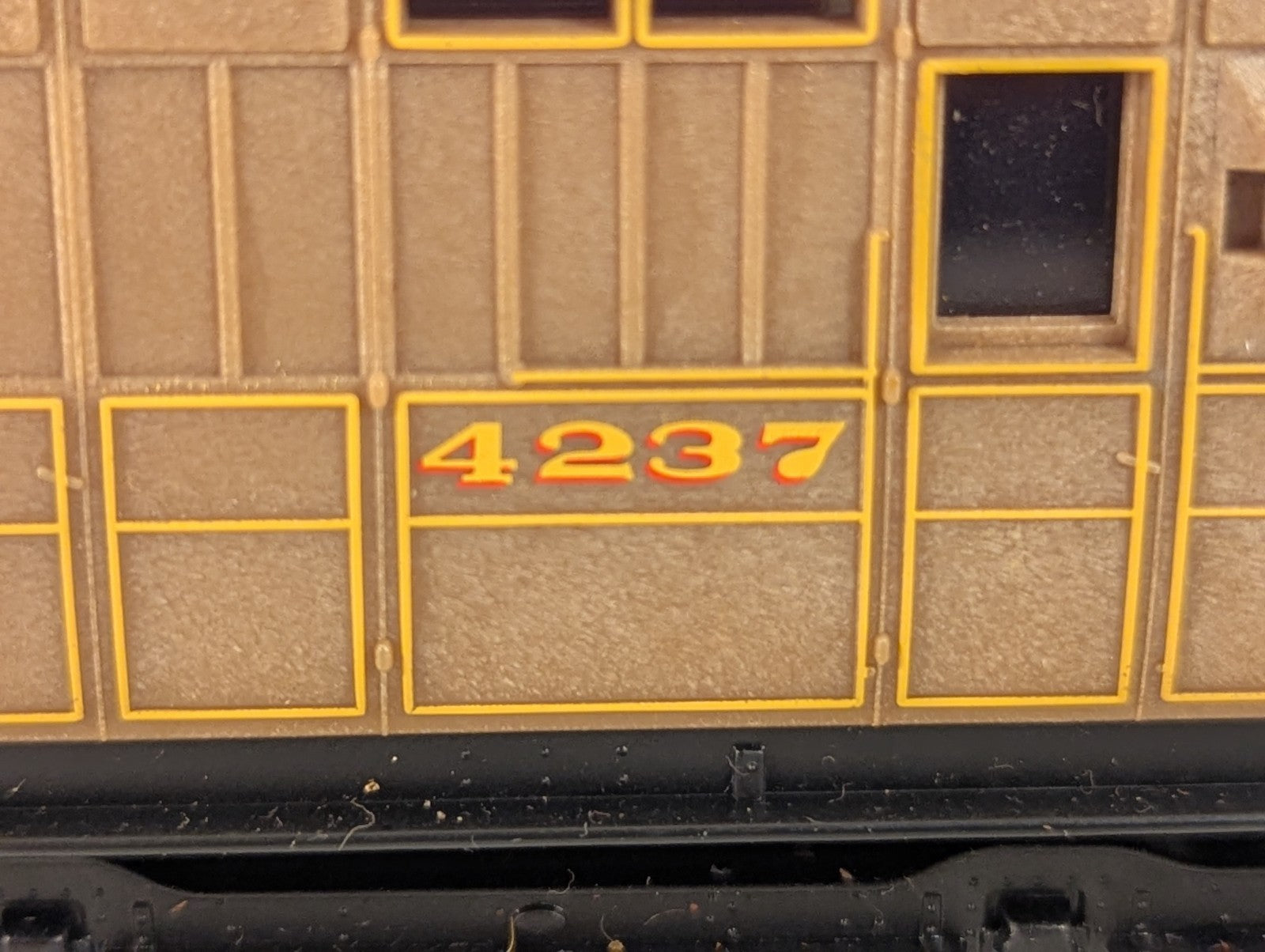 Hornby OO Gauge LNER Teak Composite Coach Coaches 4237
