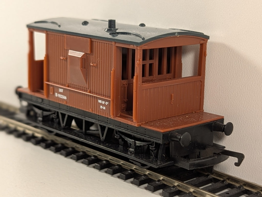 Hornby 20T Brake Van – Brown with Grey Roof – OO Gauge