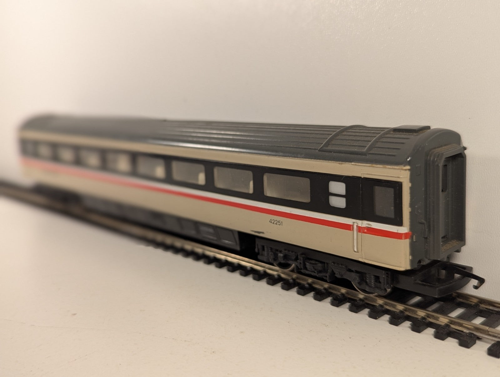 Hornby OO Gauge BR Mk3 Tourist Open Second (TSO) Passenger Coach 42251