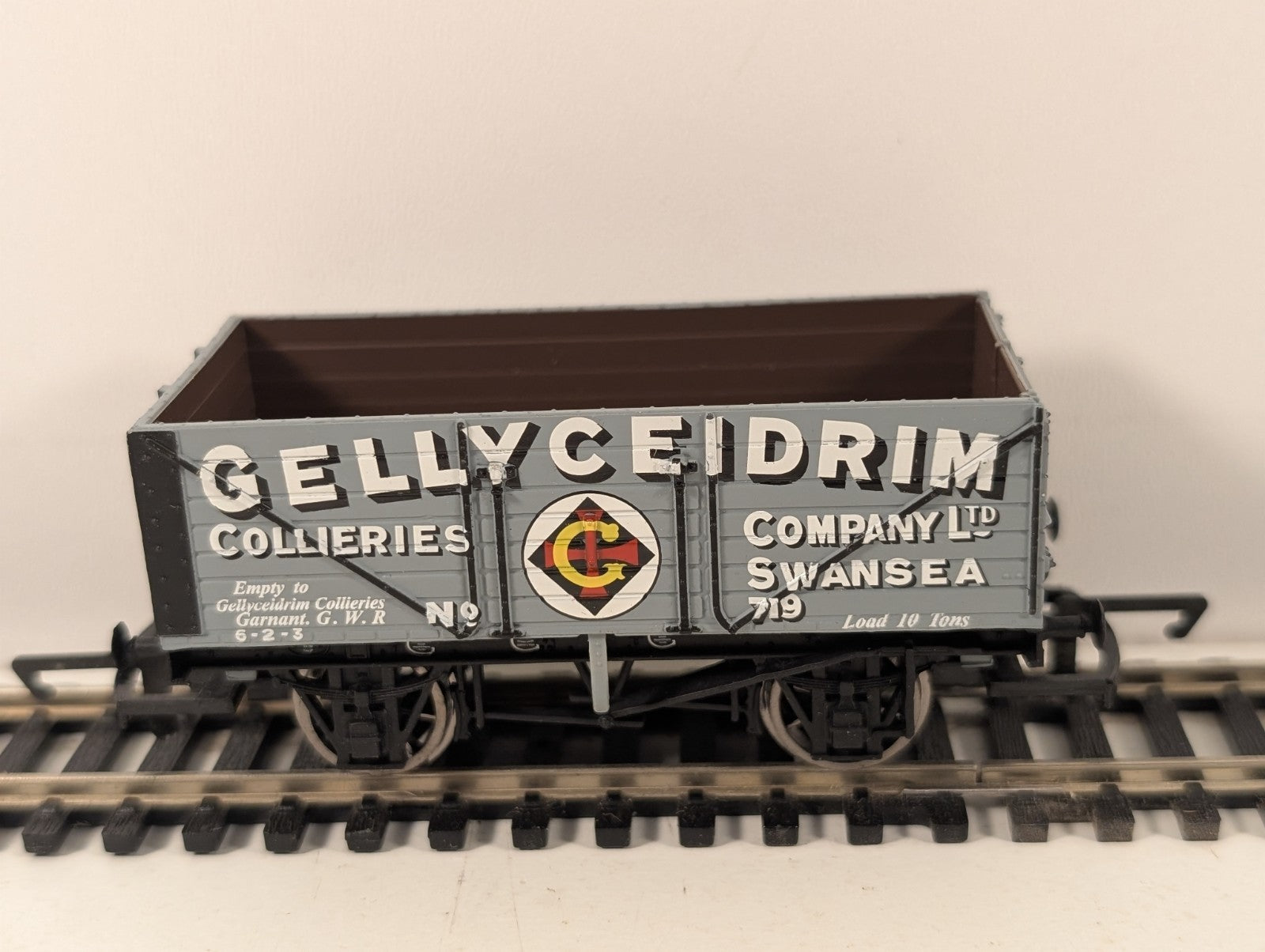 Hornby OO Gauge Grey Gellyceidrim Collieries 7 Plank Open Wagon