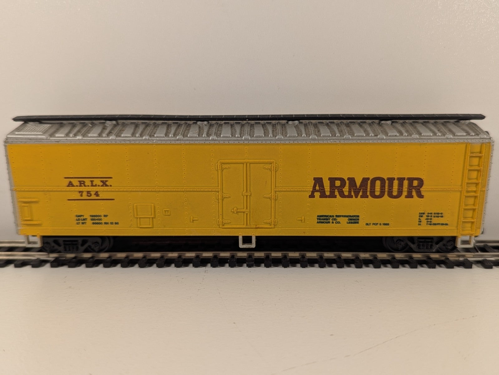 Model Power 9058 Armour Reefer Wagon ARLX 754 Yellow – HO Gauge