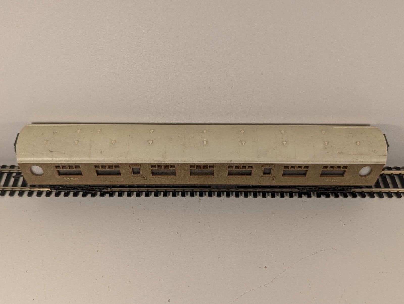 Tri-ang OO Gauge LNER Teak Composite Third Coach