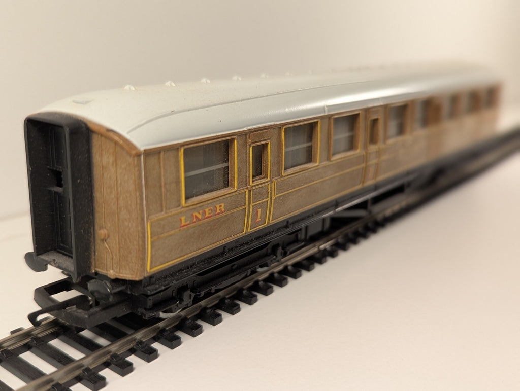 Hornby Railroad LNER Teak Composite Coach – 22357
