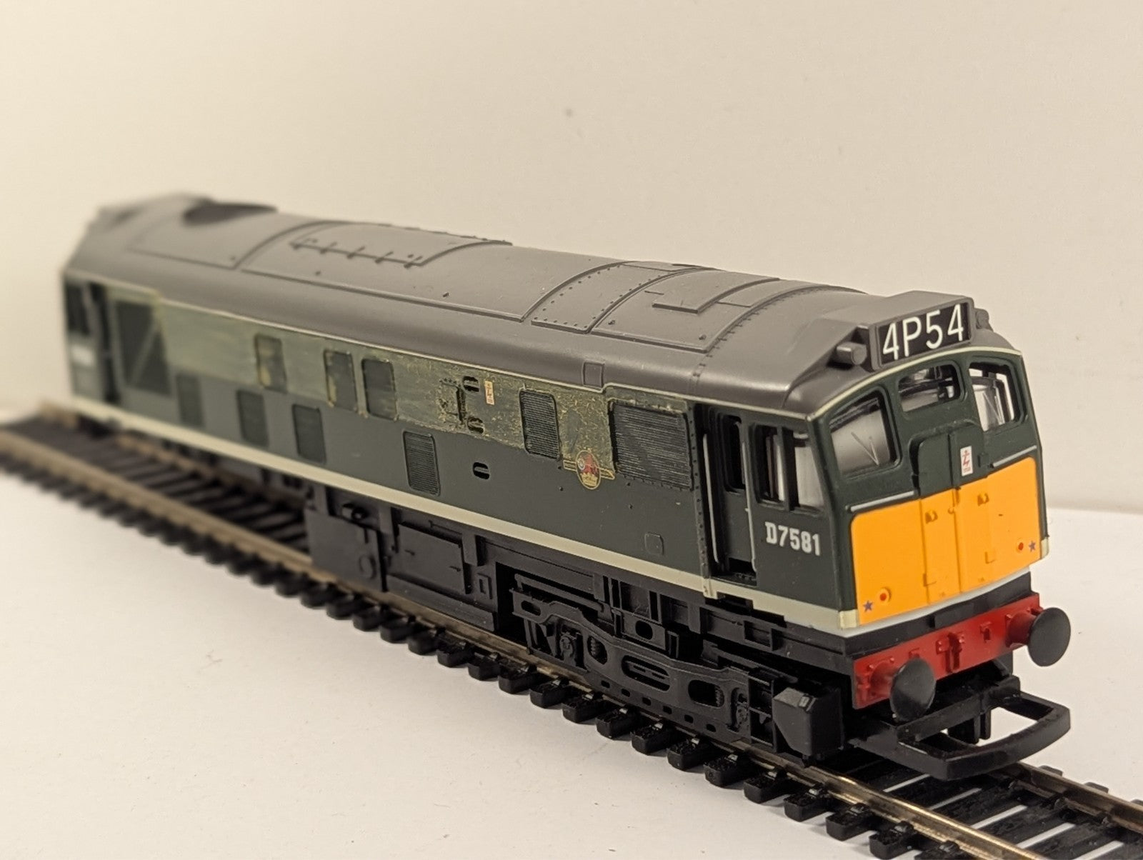Hornby R2121A BR Class 25 Diesel Locomotive Green OO Gauge - Spares/Repairs