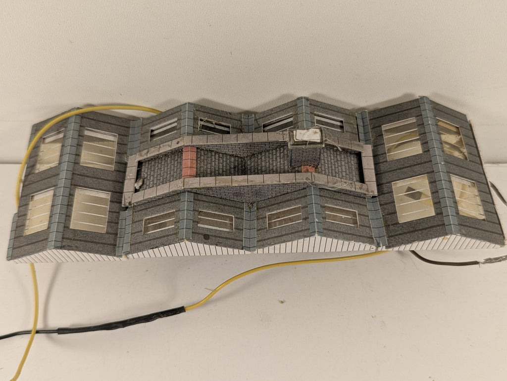 Metcalfe N Gauge Island Platform Building with lights