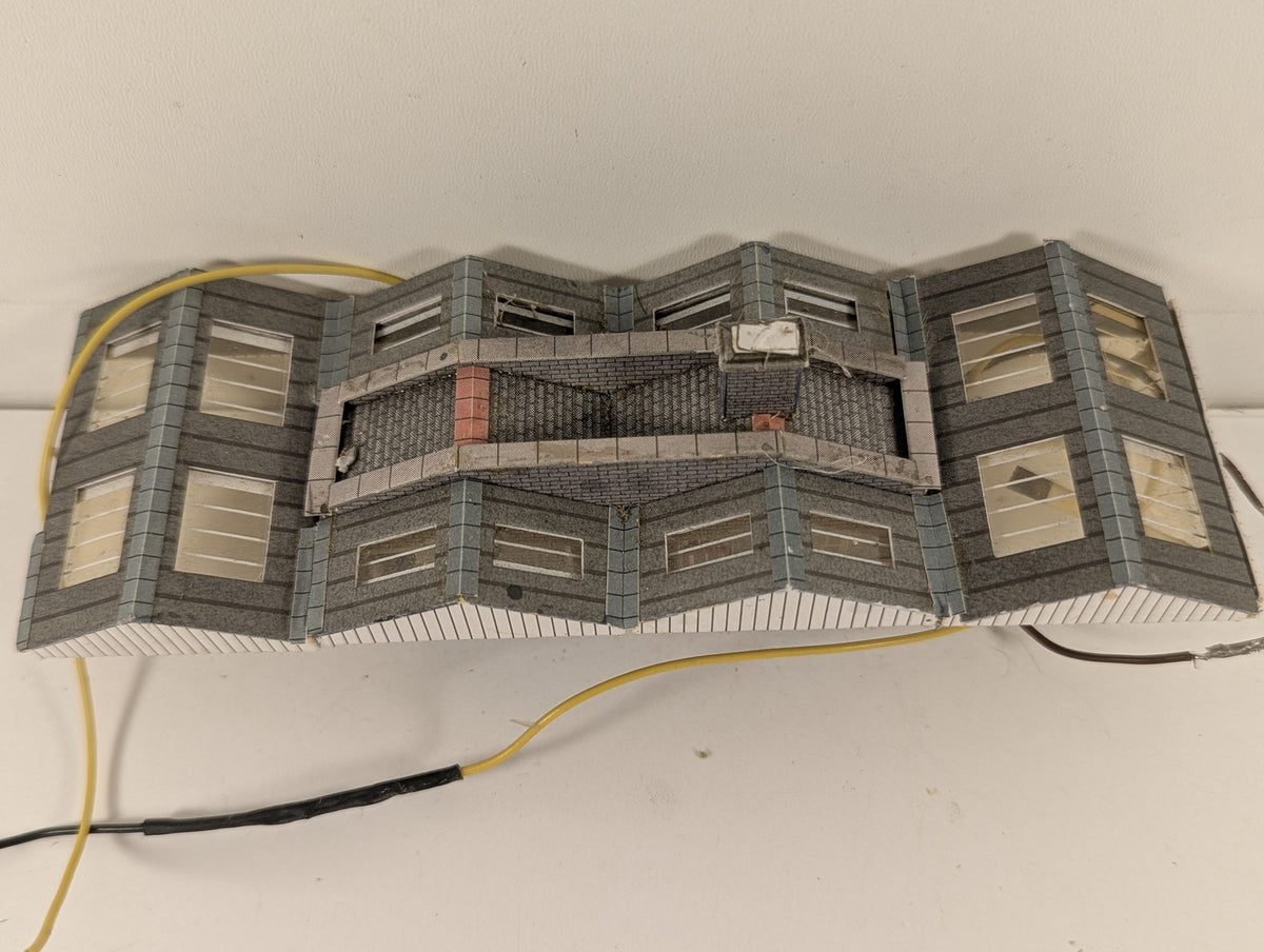 Metcalfe N Gauge Island Platform Building with lights