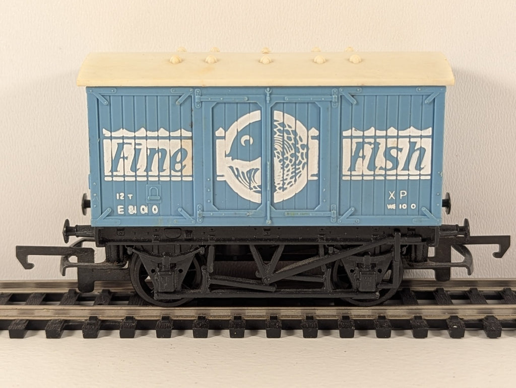 Hornby R013 Fine Fish Van – E81010 – OO Gauge