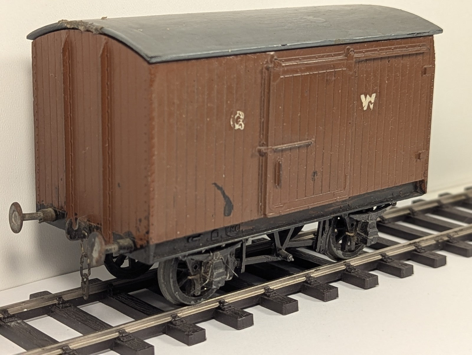 Kit Built O Gauge GWR 12 Ton Box Van - missing buffer head and damaged ends