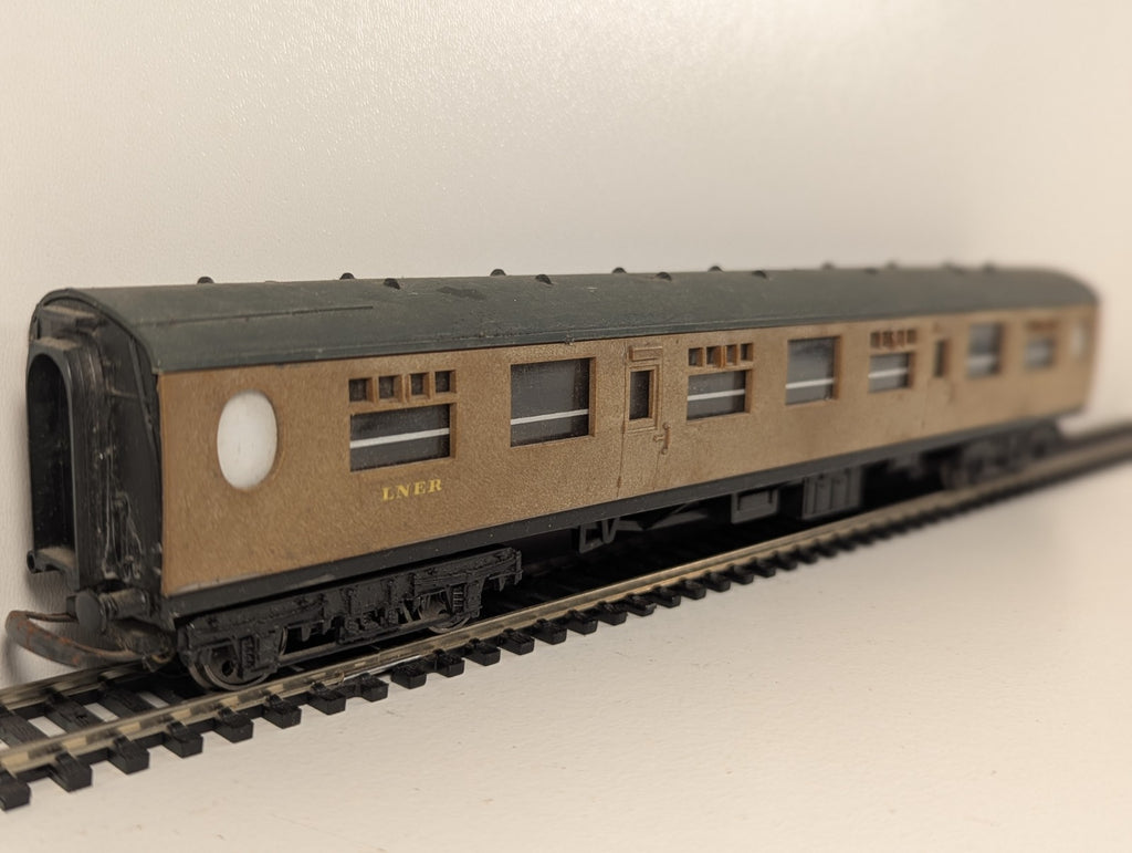 Hornby OO Gauge LNER Corridor Full Third Coach