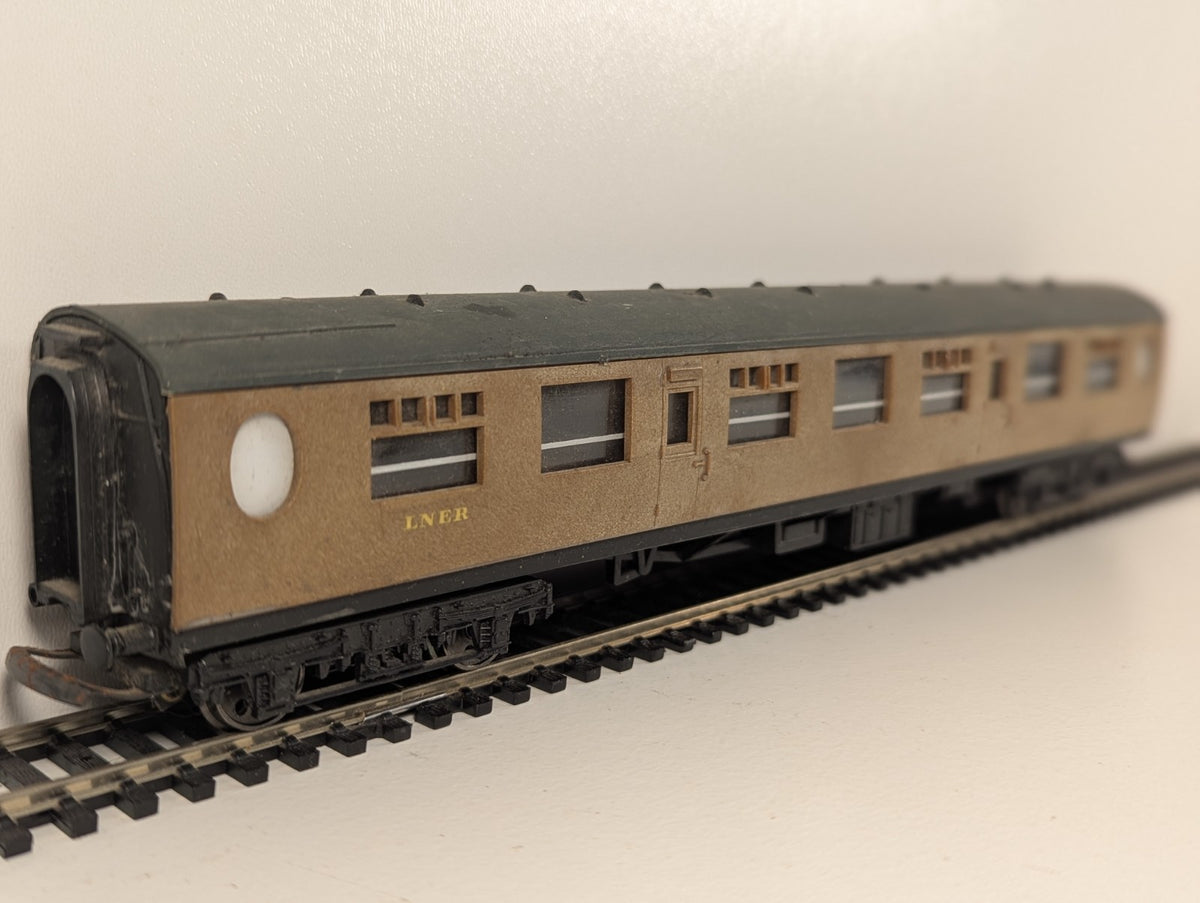 Hornby OO Gauge LNER Corridor Full Third Coach