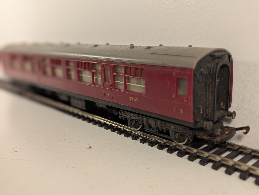 Hornby OO Gauge LMS Composite Coach Passenger Coach 2257 LMS Maroon