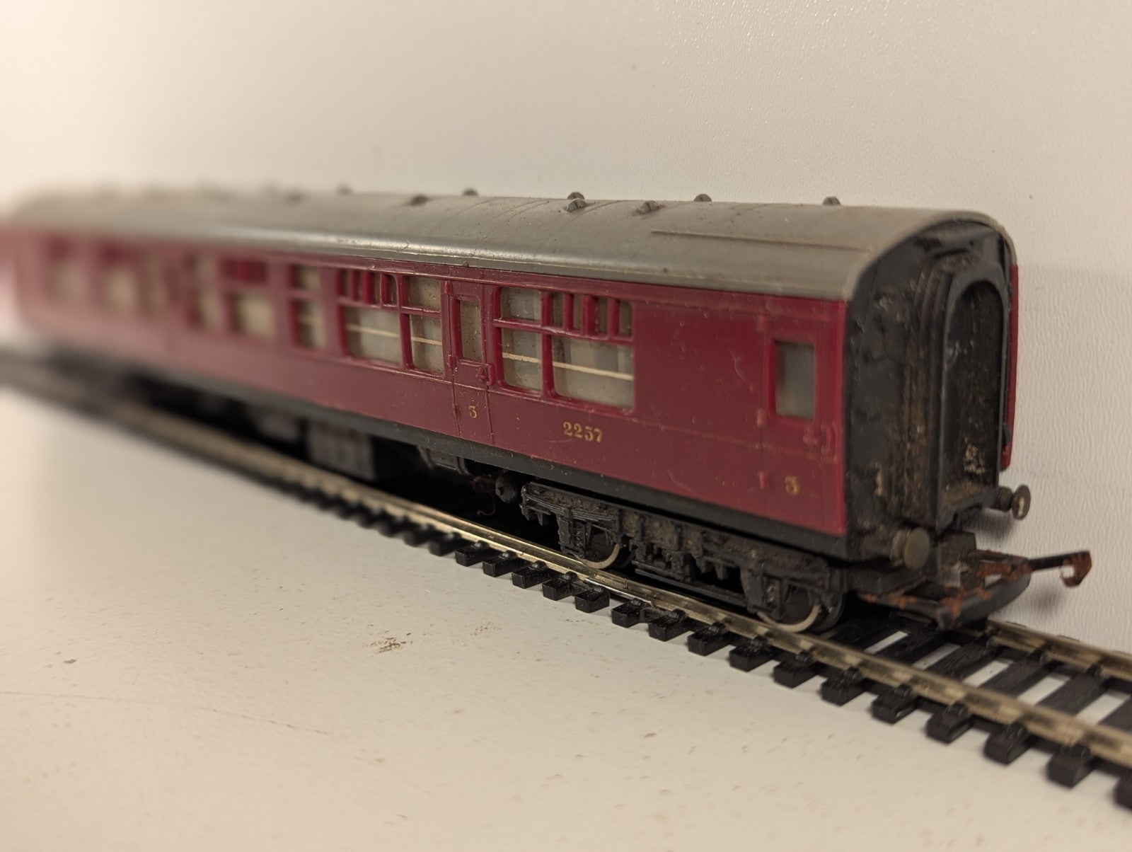 Hornby OO Gauge LMS Composite Coach Passenger Coach 2257 LMS Maroon