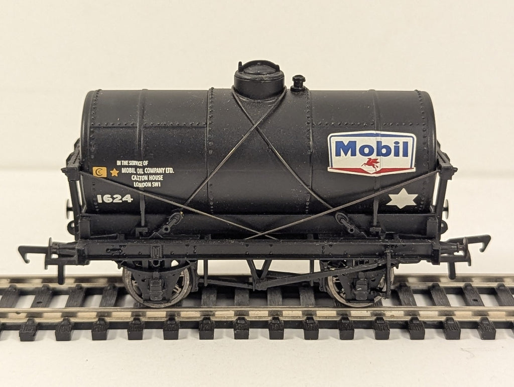 Bachmann OO Gauge 14 Ton Tank Wagon with Large Filler Mobil Oil Goods Wagon 1624