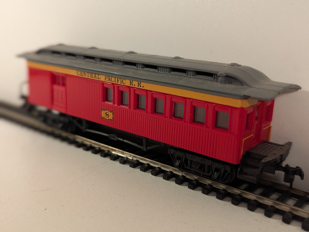 Bachmann HO Gauge Central Pacific 47ft Old Time Combine - Boxed