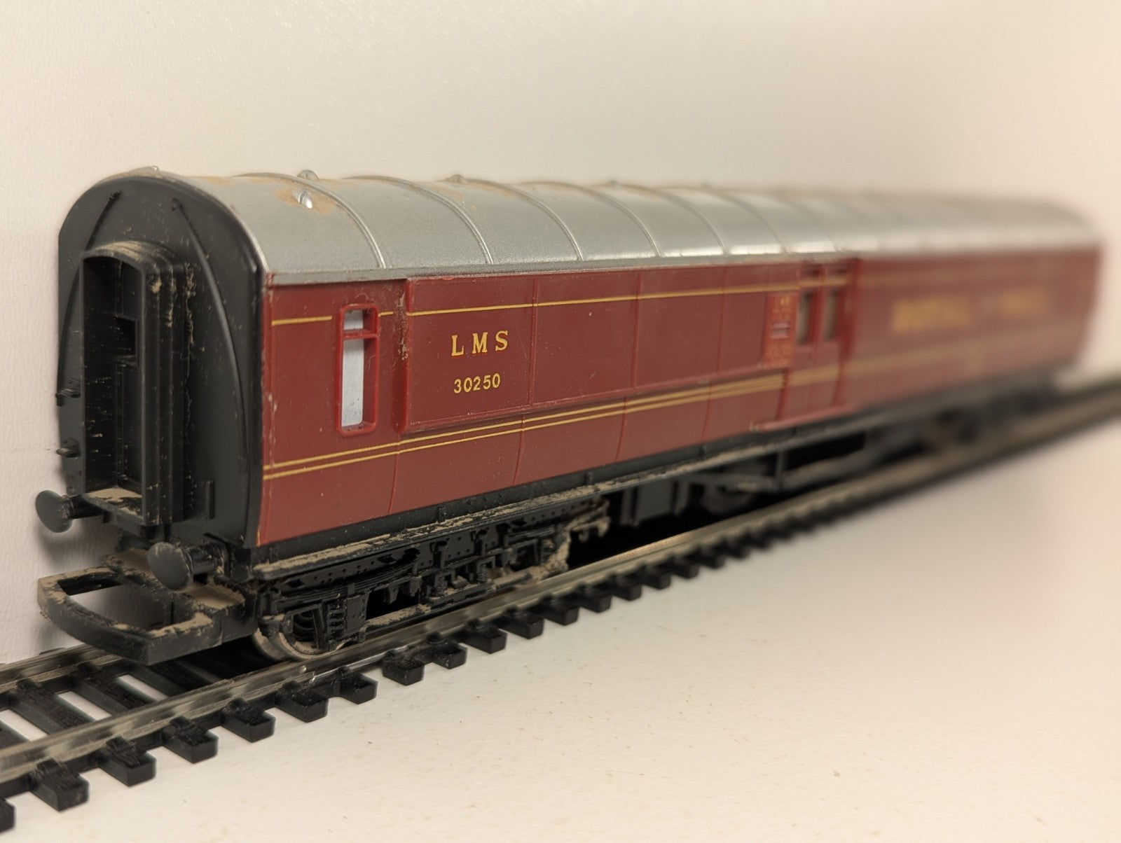 Tri-ang OO Gauge LMS Red Composite Corridor Coach