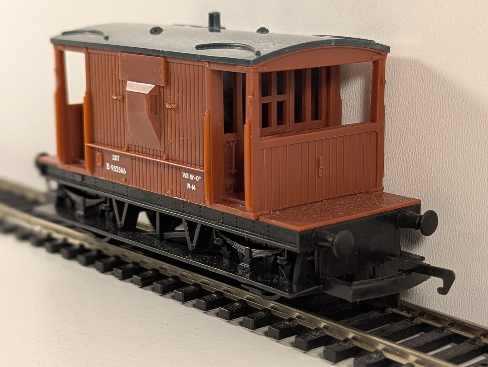 Hornby 20T Brake Van – Brown with Grey Roof – OO Gauge