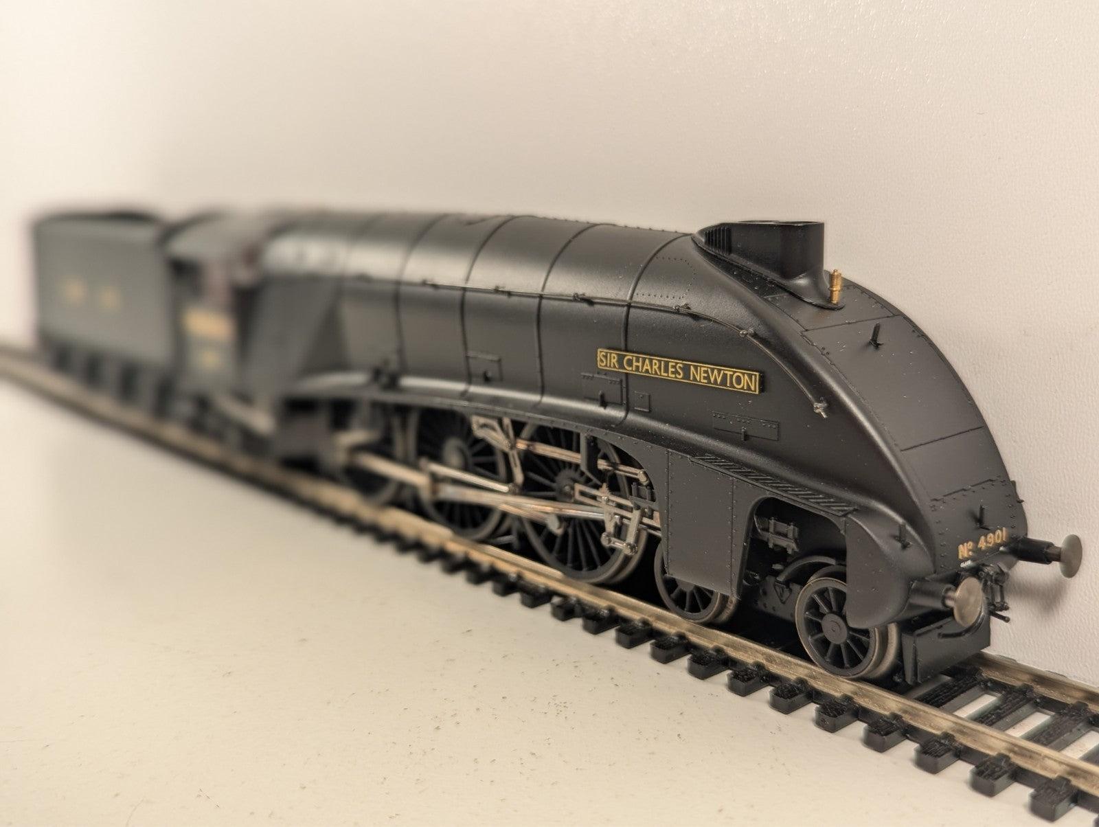 Hornby R2338 DCC Ready LNER Class A4 Pacific "Sir Charles Newton" Wartime Black