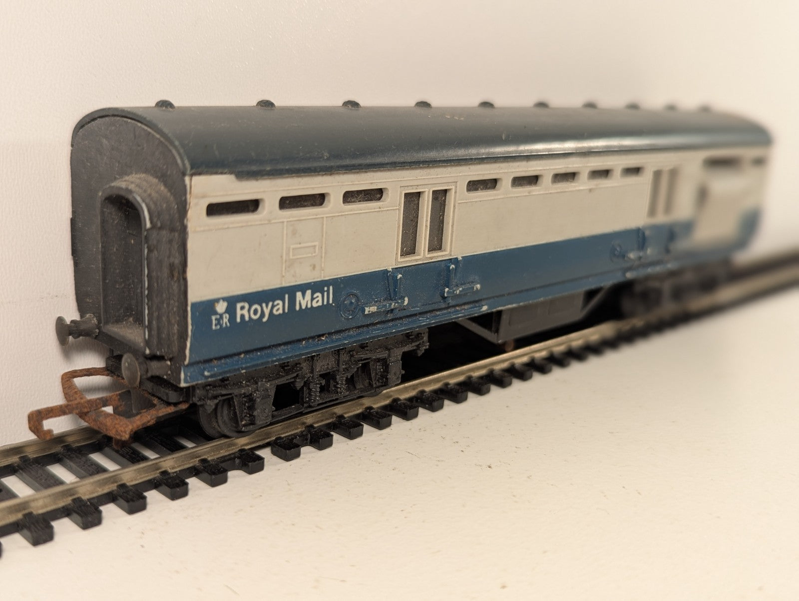 Tri-ang R23 OO Gauge Operating Mail Coach BR Blue & Grey