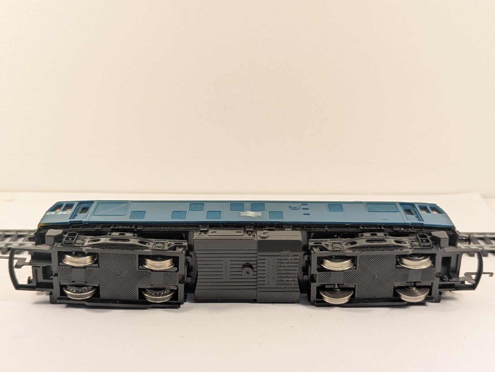 Hornby R326 OO Gauge Class 25 Diesel Locomotive Poor Runner