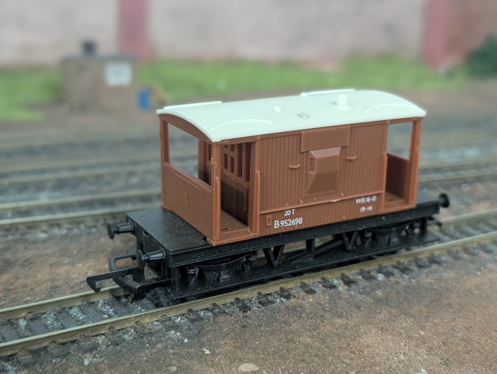 Hornby R729 - 20t Brake Van - BR Bauxite livery Boxed
