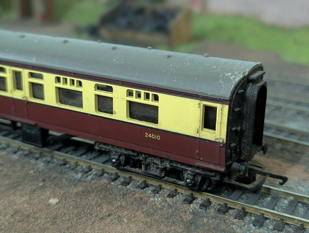 Triang OO R29/221 Maroon & Cream Coach  24010 1st Class