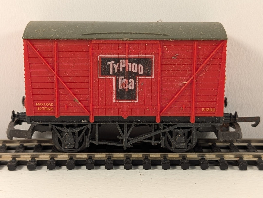 Lima 305601 OO Gauge Ventilated Box Van – Typhoo Tea