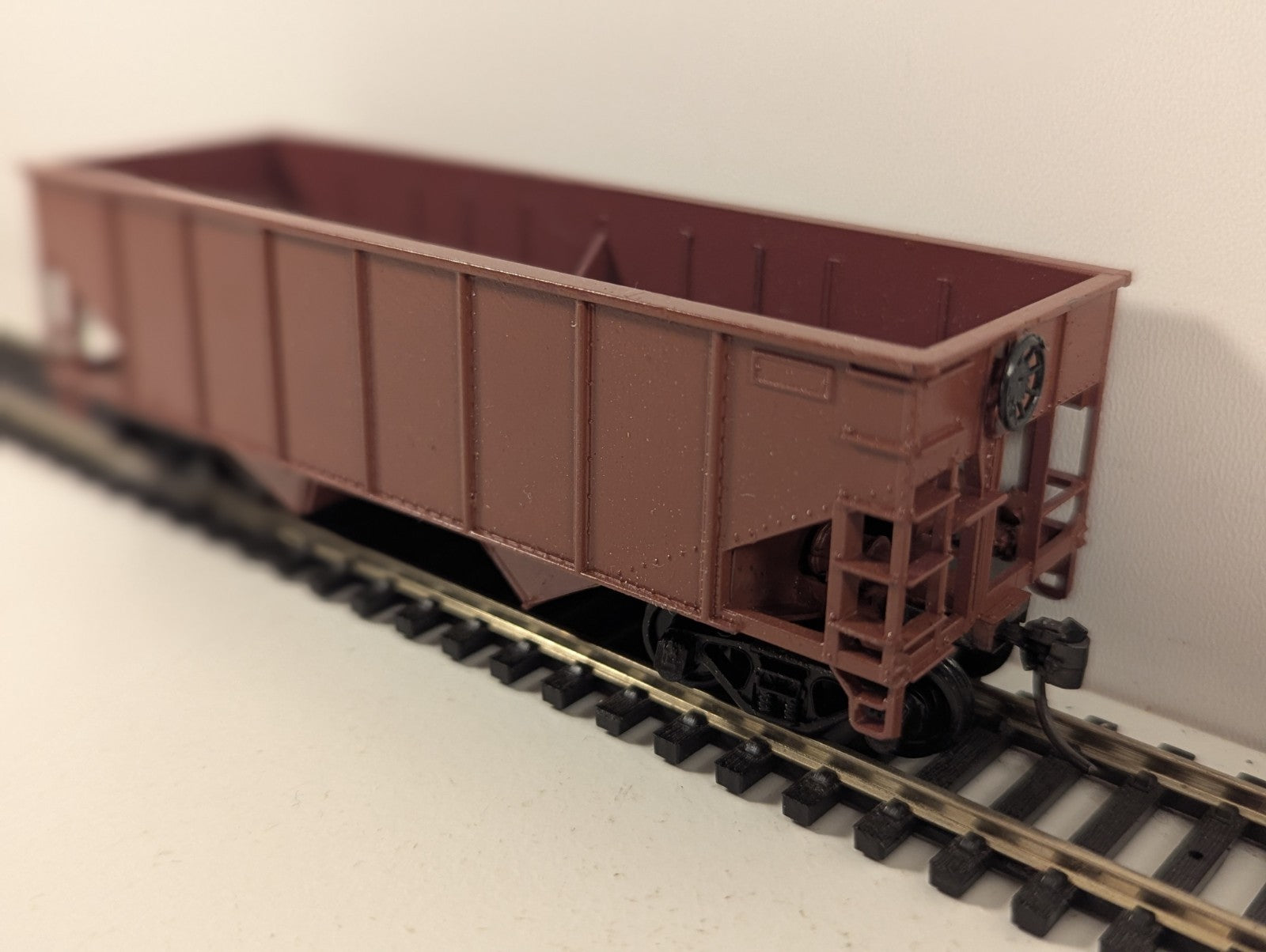 Walthers HO Gauge 2-Bay Steel Hopper – Lettering Removed